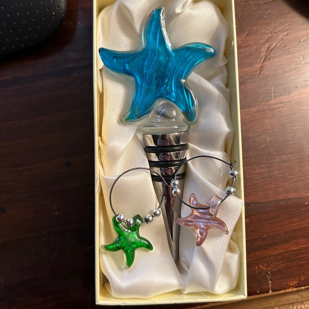 Glass Star Wine Stopper with Charms and gift box